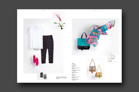 Referenz Mode- & Accessoire-Fotografie – Stilllife & Legeware für Katalog Katalog-Doppelseite mit freigestellten Mode-Stilllifes, Taschen, Schuhen und lebendig drapiertem Seidentuch – Produktfotografie und Retusche