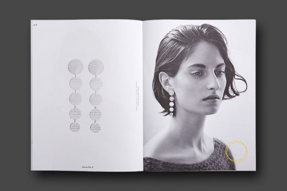 Referenz Schmuckfotografie Silber – Strukturierte Ohrringe im Lookbook Lookbook-Doppelseite mit freigestellten langen Silberohrringen mit feiner Oberflächenstruktur– Schmuckfotografiefür Cocii.