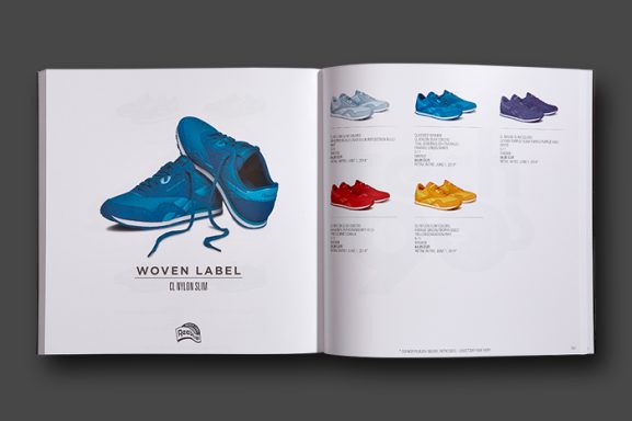 Referenz Produktfreisteller & Farbvarianten im Katalogdruck Katalog-Doppelseite mit freigestelltem blauem Sneaker und fünf farblich abgestimmten Produktvarianten – Freistellerretusche und Umfärbung