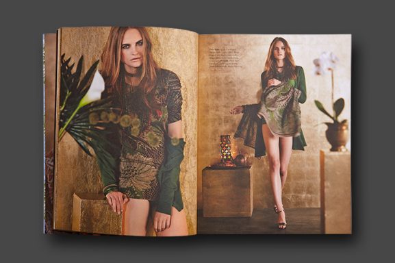 Referenz High-End-Retusche & Farblook-Entwicklung für Print-Lookbook Aufgeschlagene Lookbook-Doppelseite in warmen Gold- und Grüntönen – professionelle Farbkorrektur, Beauty-Retusche für den Katalogdruck.