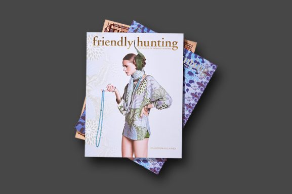 Referenz Lookbook-Retusche – friendly hunting Gedrucktes Lookbook-Cover für das Premium-Label friendly hunting – High-End-Retusche für Modekatalog.