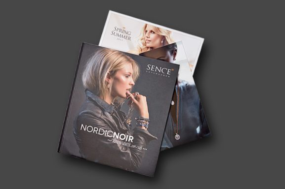 Referenz Schmuckkatalog & Lookbook-Produktion – Sence Copenhagen Gedruckte Schmuckkataloge für Sence Copenhagen (Nordic Noir und Spring Summer) – Schmuckfotografie, High-End-Retusche.