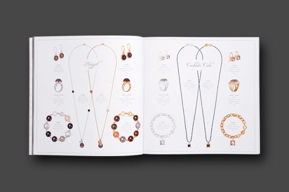 Sence Copenhagen Referenz Schmuckfotografie & Katalogproduktion – Freisteller in Silber und Gold Aufgeschlagener Schmuckkatalog mit freigestellten Ringen, Ohrringen, Ketten und Edelstein-Armbändern in Silber und Gold – Produktfotografie